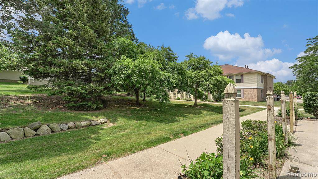 South Lyon, MI 48178,61043 GREENWOOD Drive #167