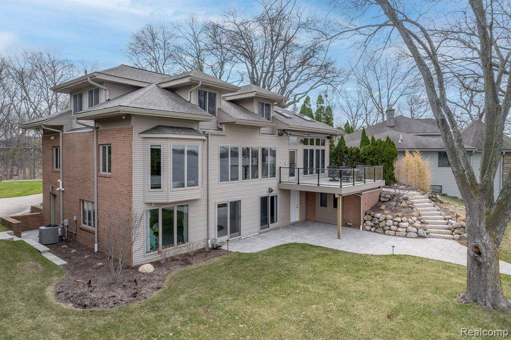 Fenton, MI 48430,15284 BEALFRED Drive