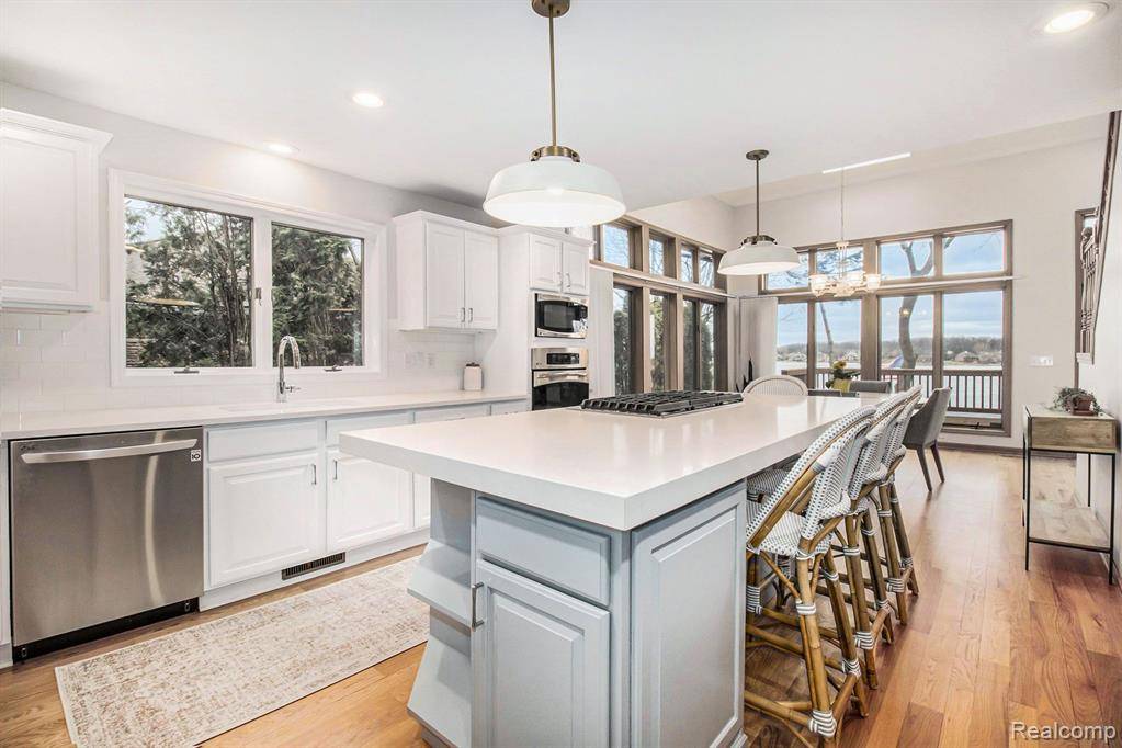 Fenton, MI 48430,15284 BEALFRED Drive