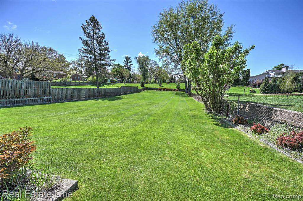 Rochester Hills, MI 48307,390 RED OAK Lane