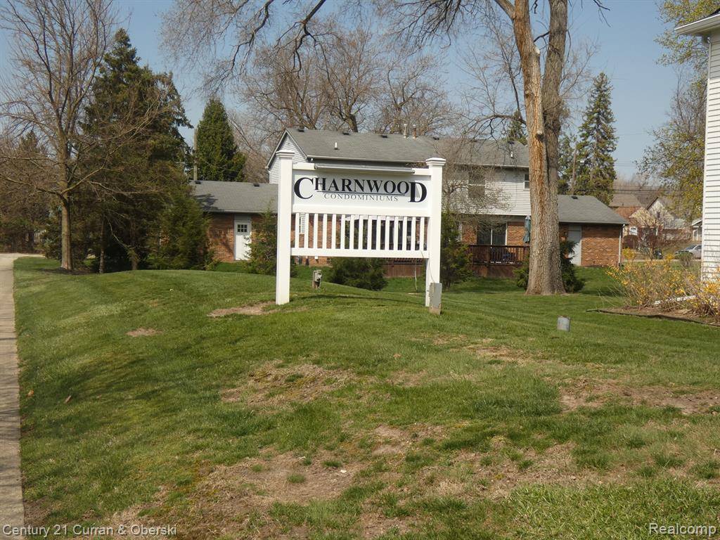 Plymouth Twp, MI 48170,42563 PLYMOUTH HOLLOW Drive