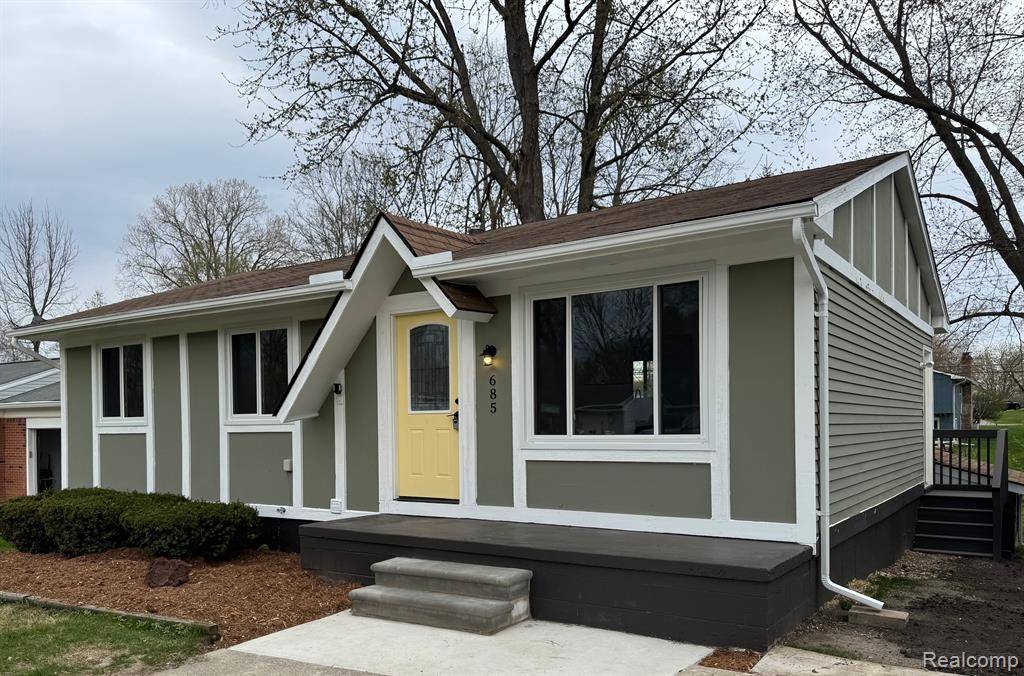 Waterford Twp, MI 48328,685 LEDYARD Street