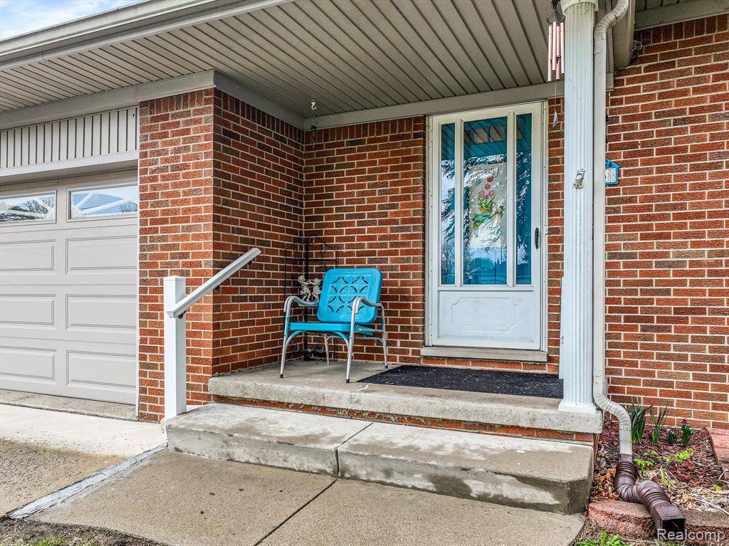 Monroe, MI 48162,826 HENDRICKS Drive