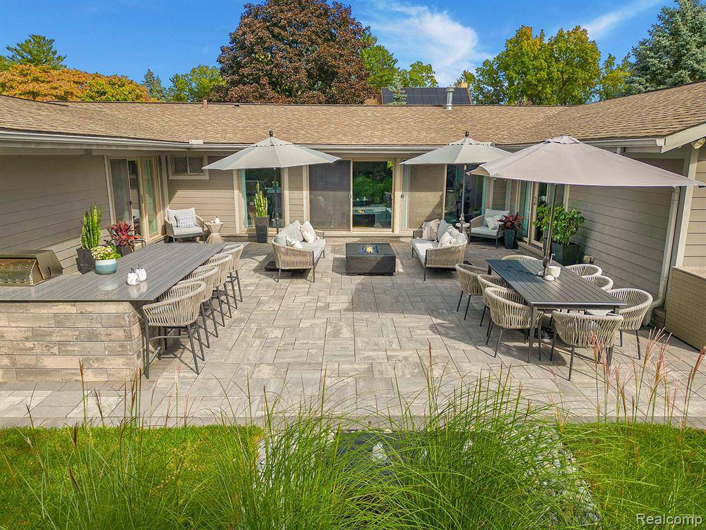 Bloomfield Twp, MI 48304,80 MAYWOOD Avenue
