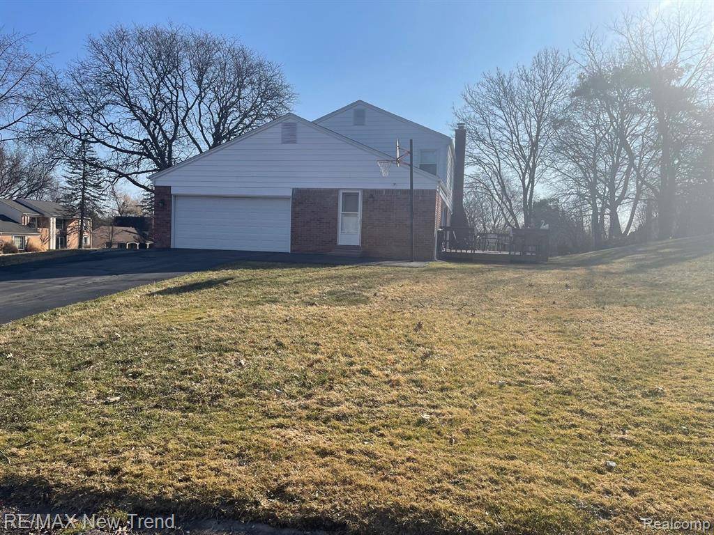West Bloomfield Twp, MI 48323,5250  Hardwoods  Drive
