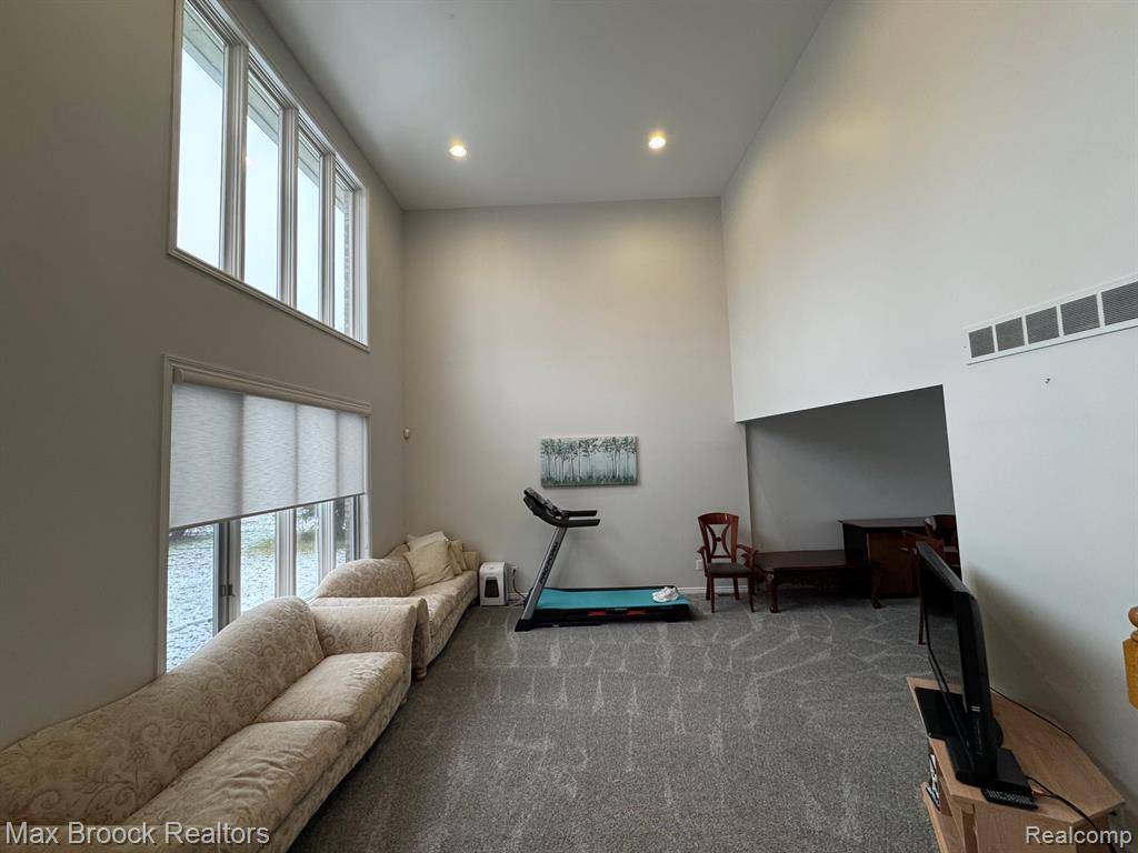 West Bloomfield Twp, MI 48322,6011 MAPLE FOREST