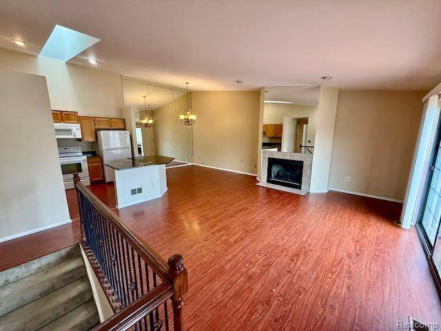 Farmington Hills, MI 48331,38957 COUNTRY Circle