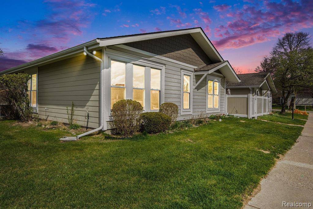 Novi, MI 48375,39775 VILLAGE WOOD Lane