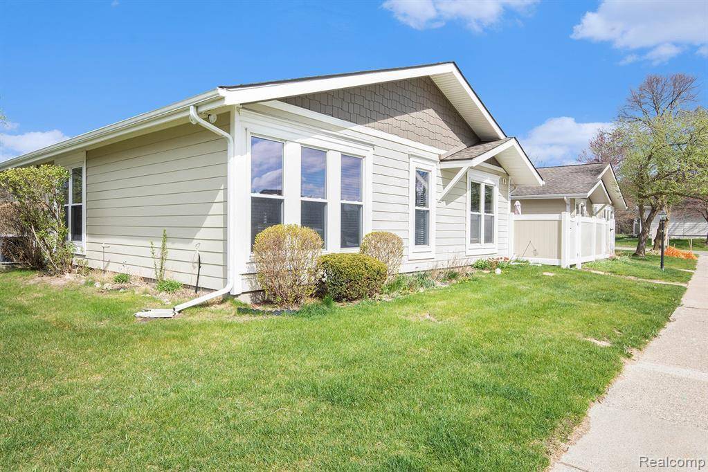 Novi, MI 48375,39775 VILLAGE WOOD Lane