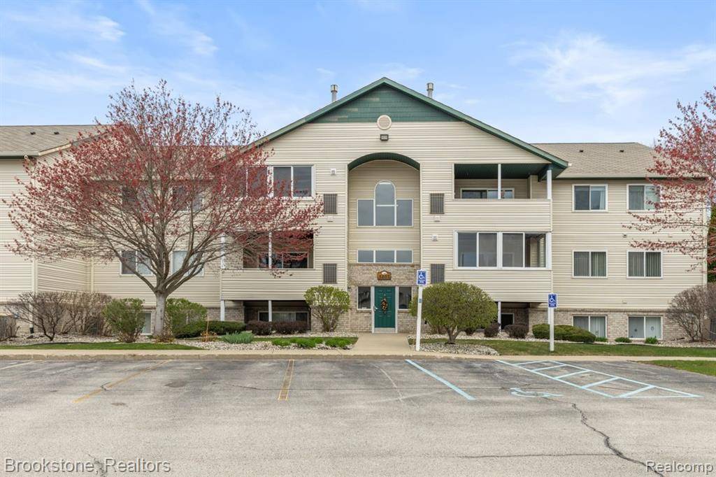 Norton Shores, MI 49444,5807 CROSSWINDS Drive 24