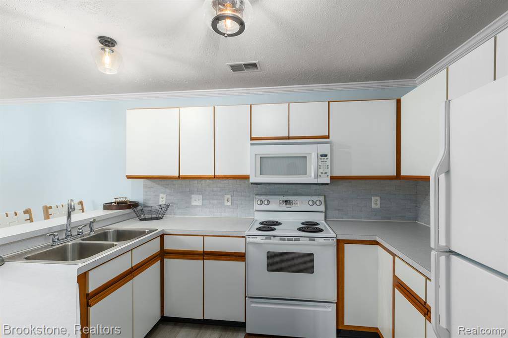 Norton Shores, MI 49444,5807 CROSSWINDS Drive 24