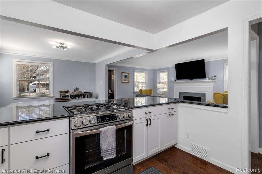 Grosse Pointe Farms, MI 48236,416 CALVIN Avenue