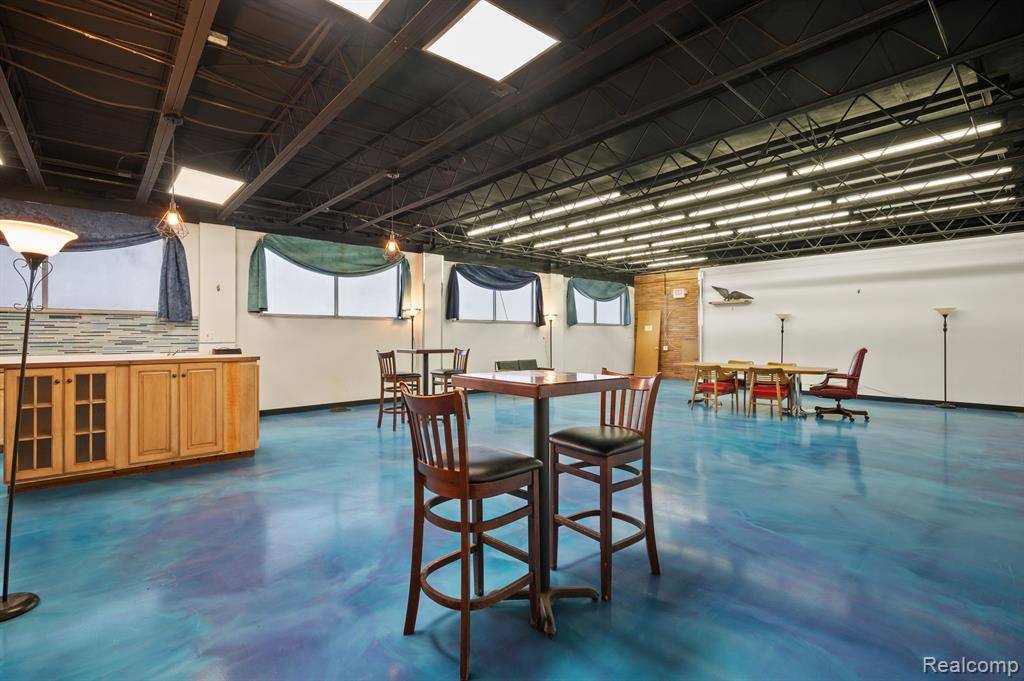Waterford Twp, MI 48328,1050 W HURON Street