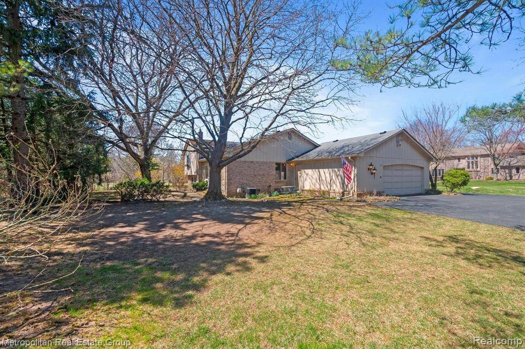 Farmington Hills, MI 48331,29607 HIGH VALLEY Road