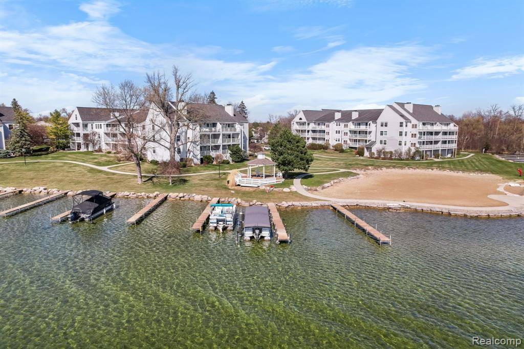 Waterford Twp, MI 48328,3553 PORT COVE Drive 37