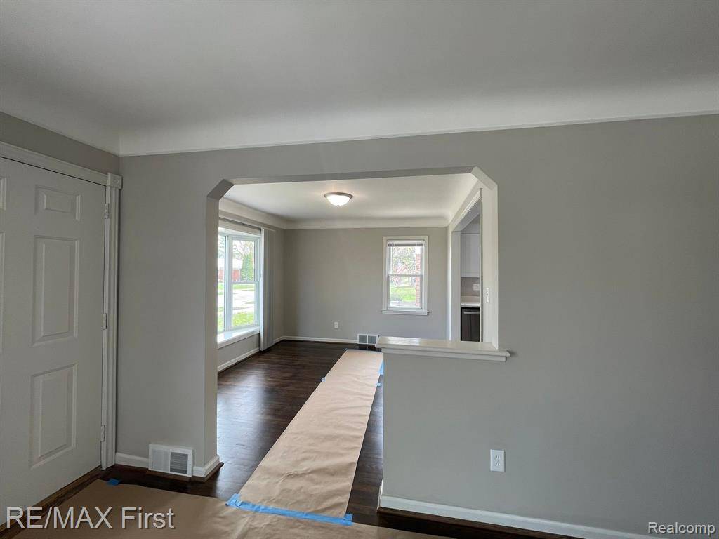 Harper Woods, MI 48225,21128 KENMORE Avenue