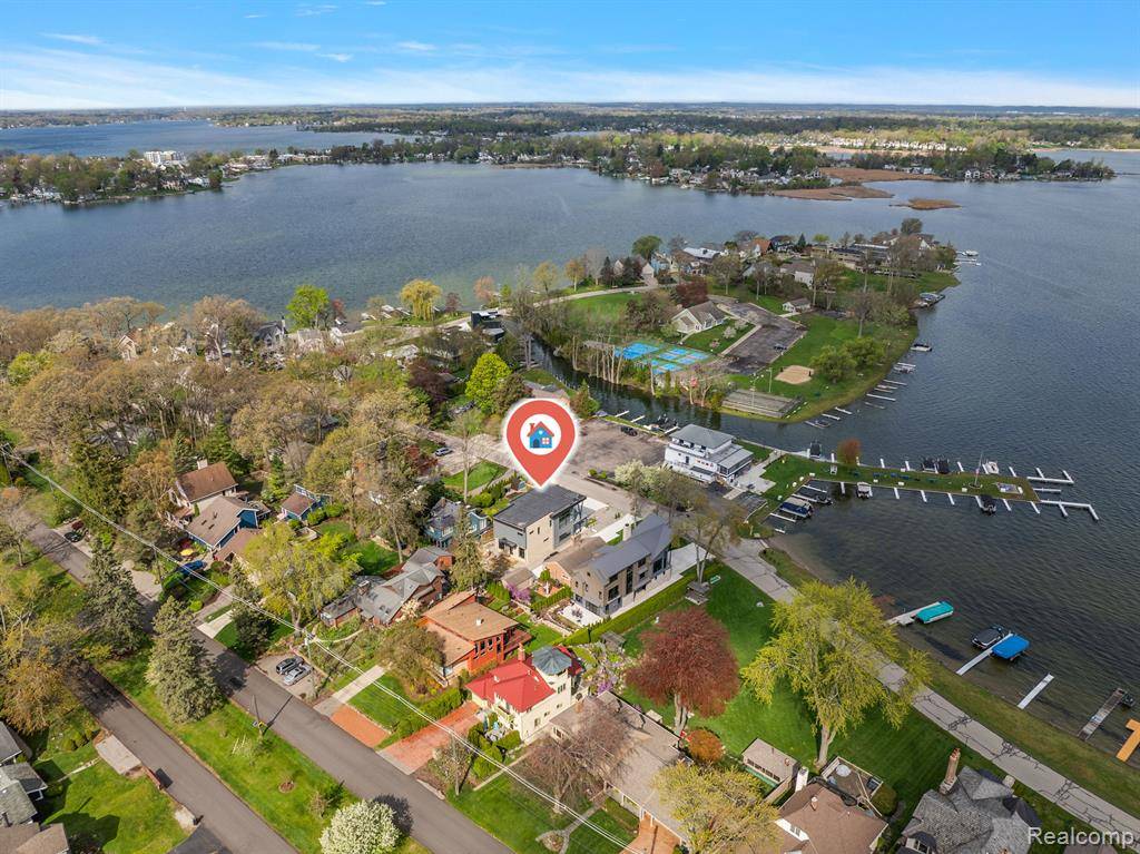 Sylvan Lake, MI 48320,2331 Ferndale Avenue
