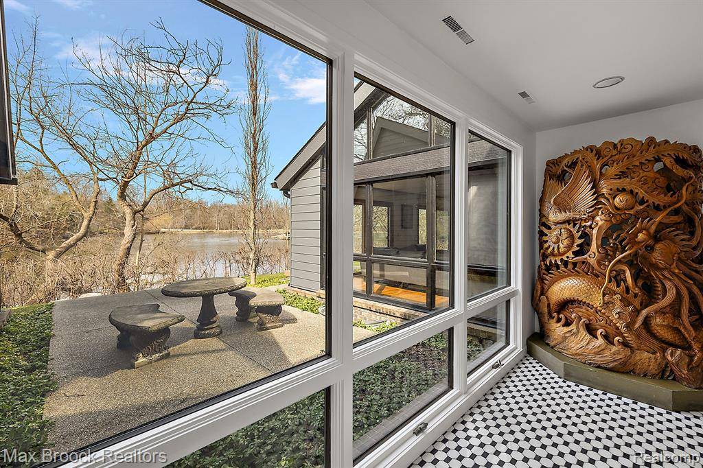 Beverly Hills Vlg, MI 48025,19911 Old Pond Ct