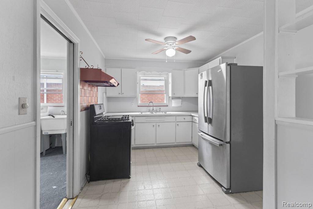 Dearborn Heights, MI 48127,6198 N ROBINDALE Avenue