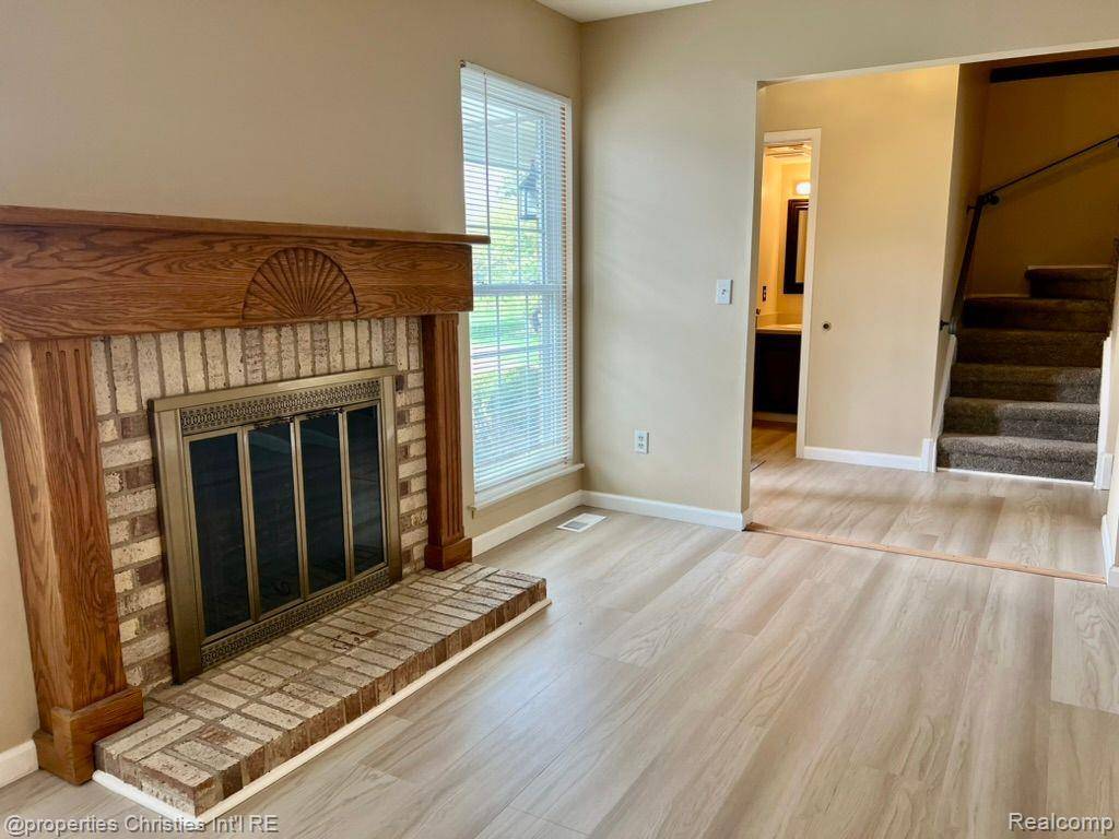 Novi, MI 48167,42127 GLADWIN Street 84