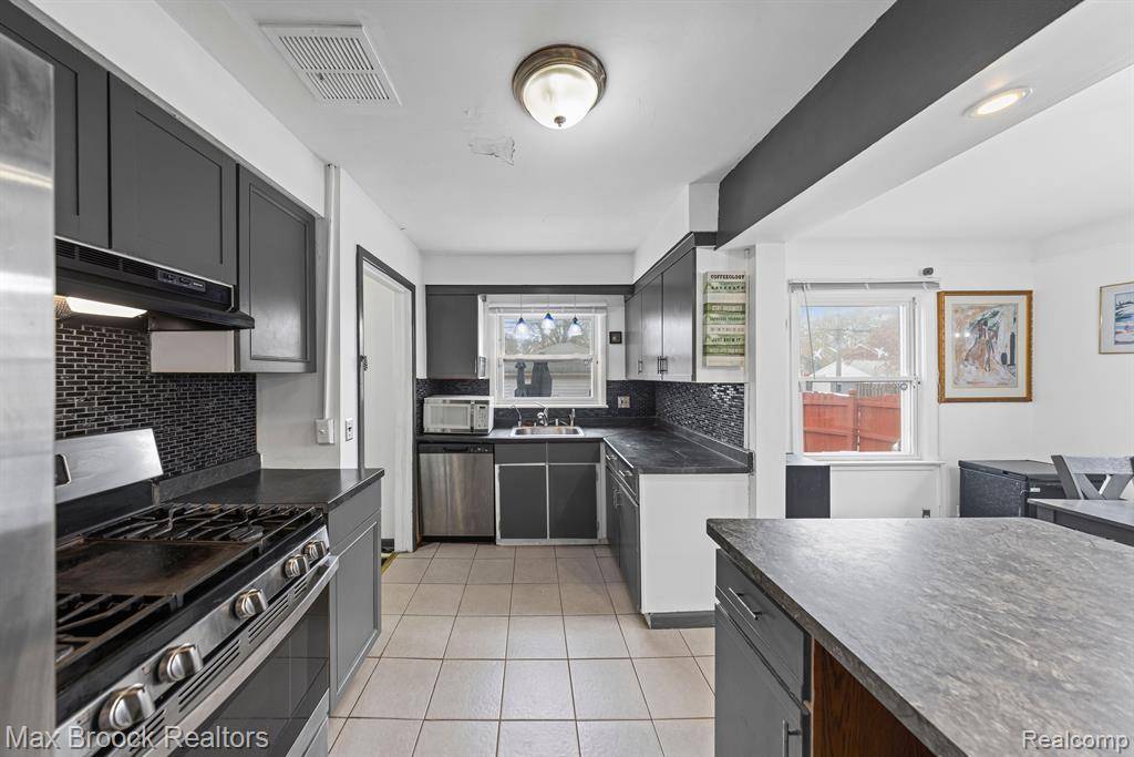 Harper Woods, MI 48225,20971 KENMORE Avenue