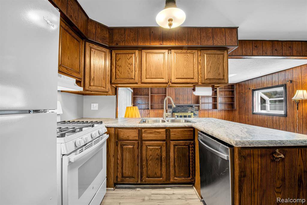 Westland, MI 48186,32542 FERNWOOD Street