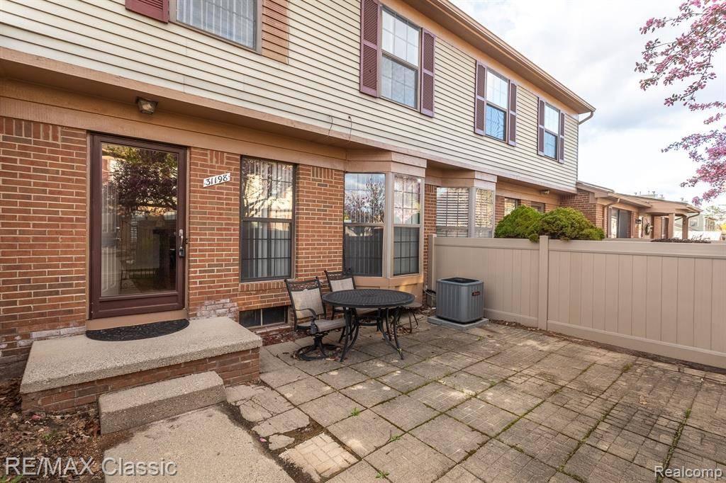 Farmington Hills, MI 48331,31198 COUNTRY Way 5 27