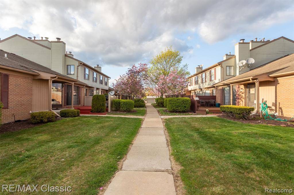 Farmington Hills, MI 48331,31198 COUNTRY Way 5 27