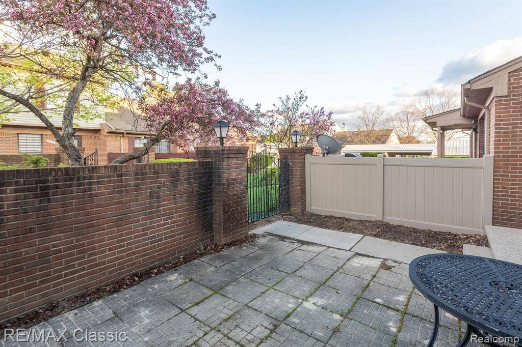 Farmington Hills, MI 48331,31198 COUNTRY Way 5 27