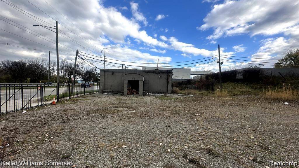 Detroit, MI 48219,22909 W 8 MILE Road
