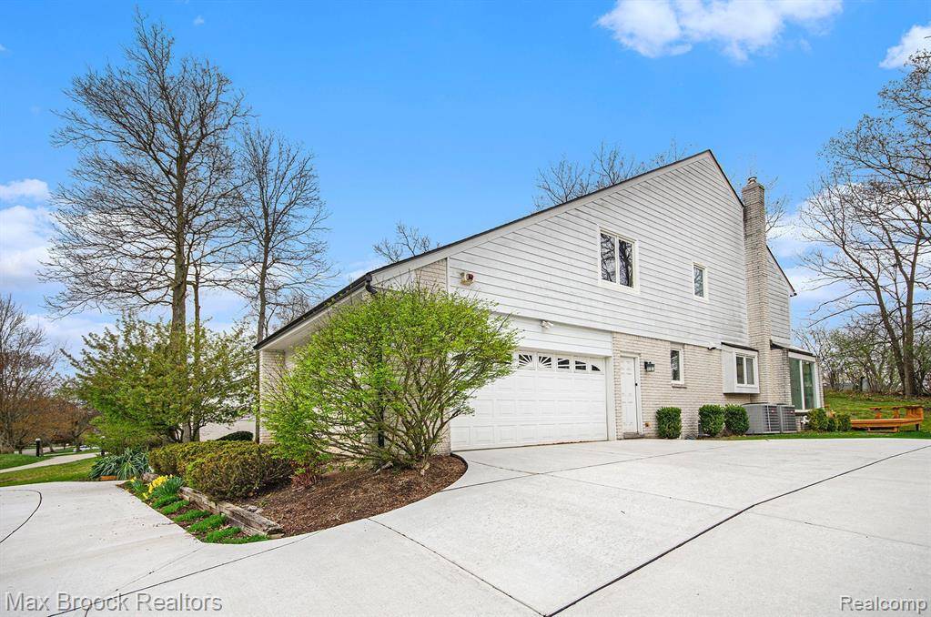 West Bloomfield Twp, MI 48323,5322 Pond Bluff Drive