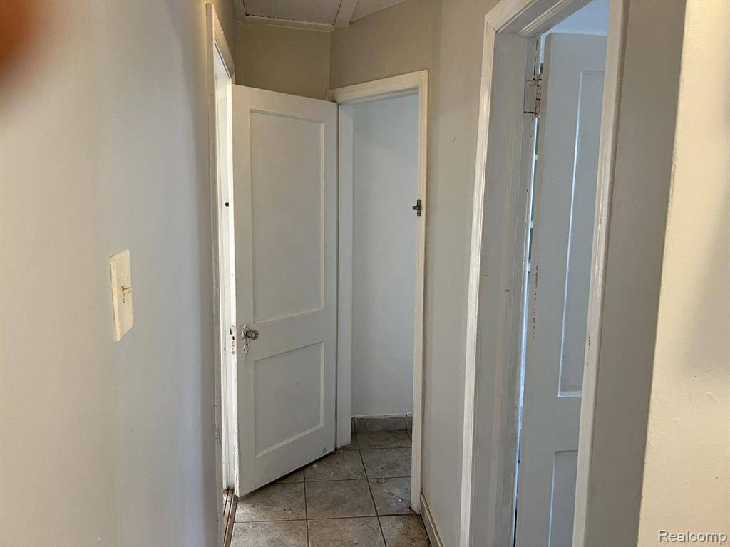 Southfield, MI 48033,23217 HELEN Street