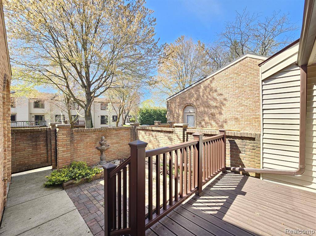 Rochester Hills, MI 48307,1074 WILLOW GROVE Court 15