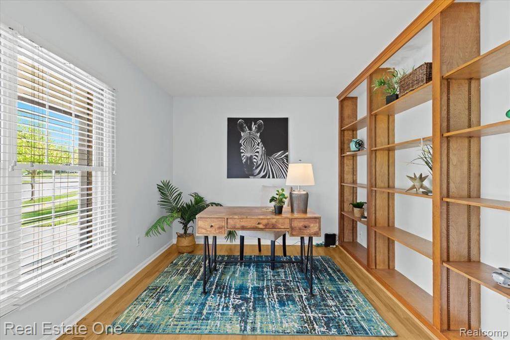 Milford Vlg, MI 48381,585 Dorchester Way