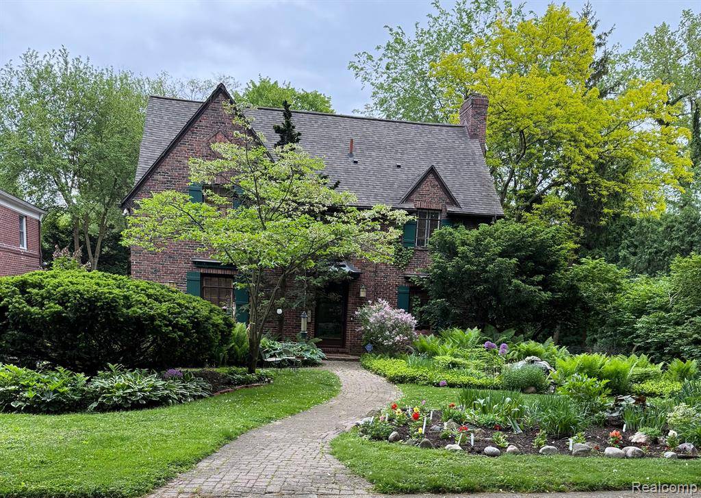 Huntington Woods, MI 48070,8642 HENDRIE Boulevard