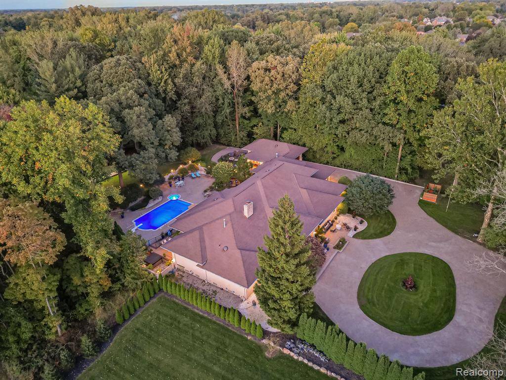 Clinton Twp, MI 48036,17477 IRIS Circle
