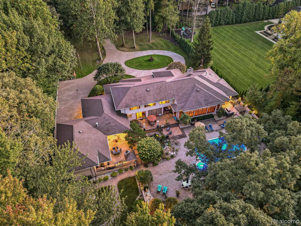 Clinton Twp, MI 48036,17477 IRIS Circle