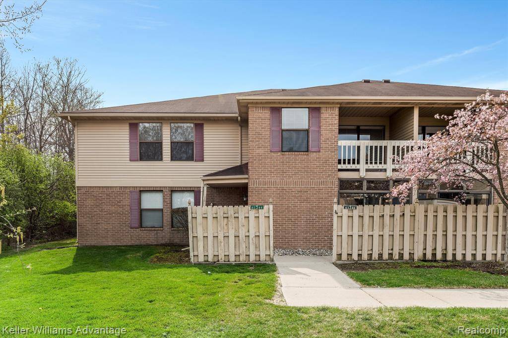 South Lyon, MI 48178,61244 GREENWOOD Drive