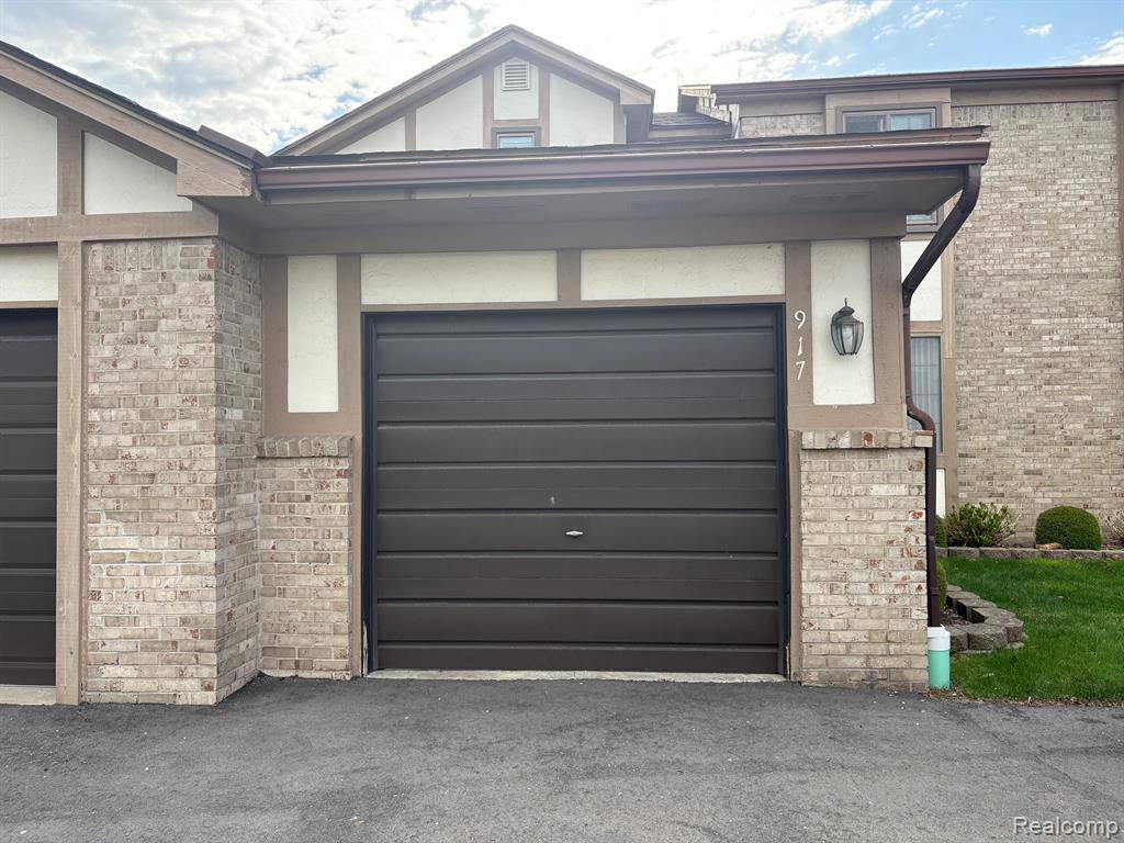 St. Clair Shores, MI 48082,917 Country Club Drive