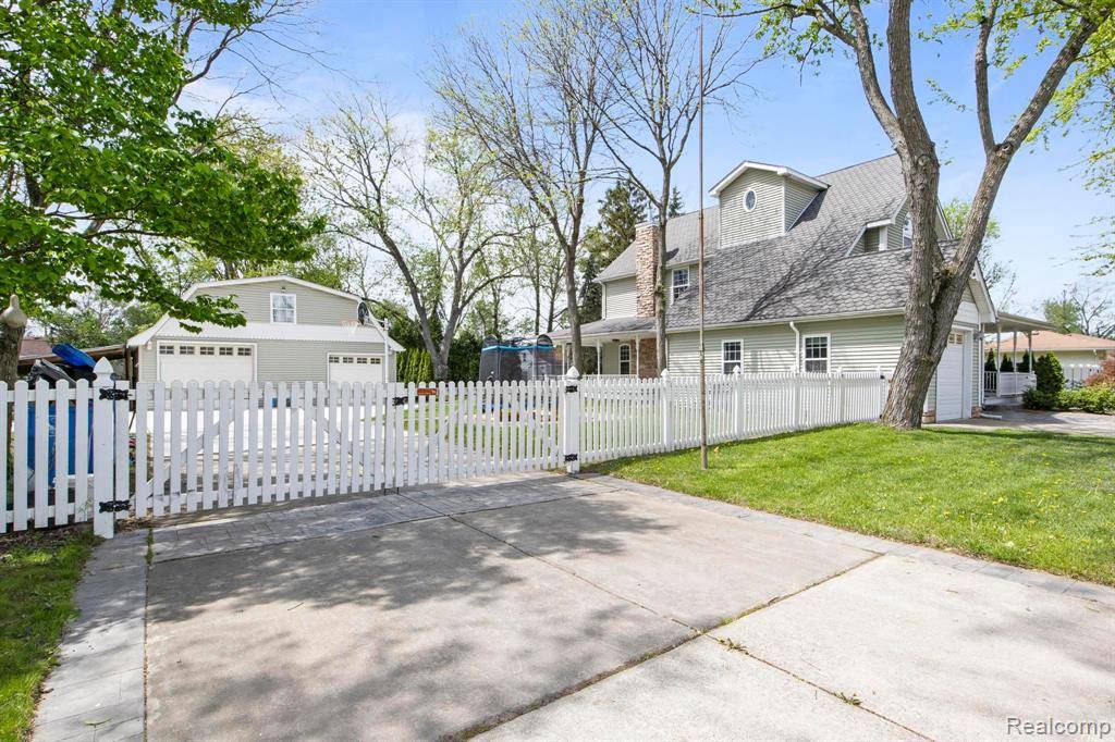 Dearborn Heights, MI 48127,7891 ROBINDALE Avenue