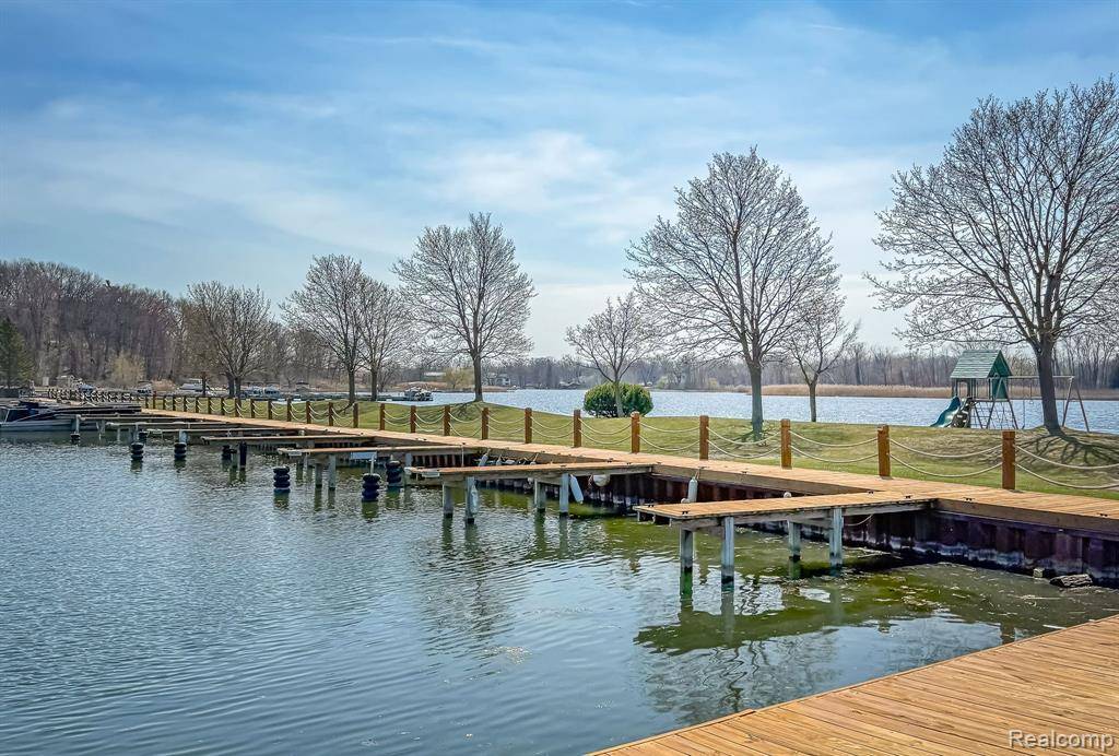 Waterford Twp, MI 48328,1363 Forest Bay Drive