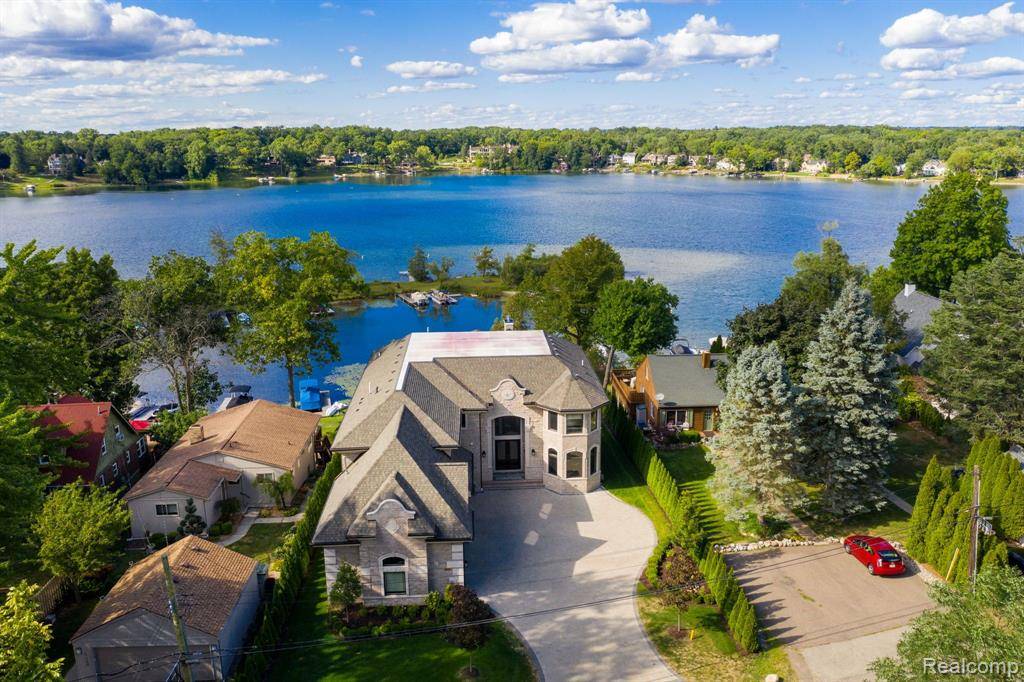 Orchard Lake Village, MI 48323,5820 LAKEVIEW Avenue