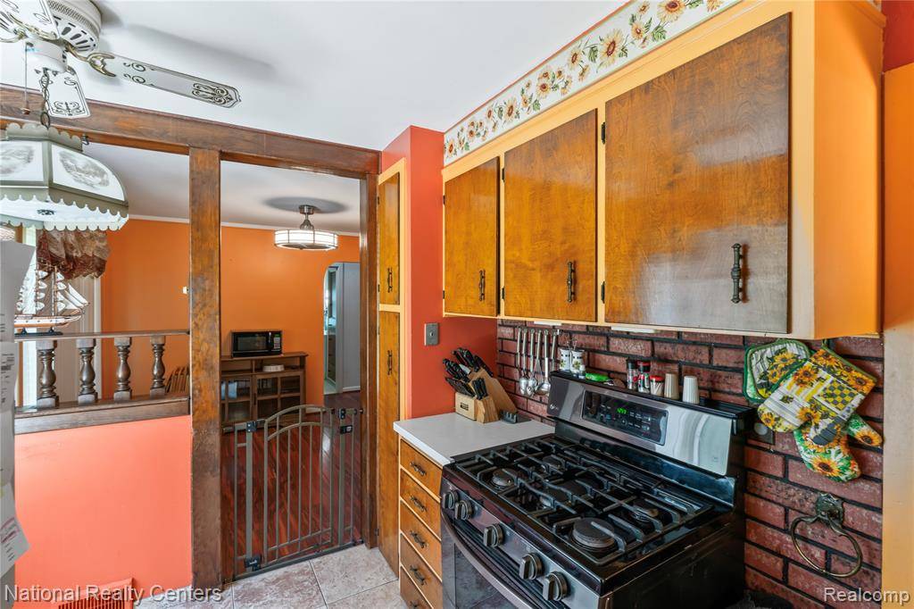 Waterford Twp, MI 48328,77 EXMOOR Road