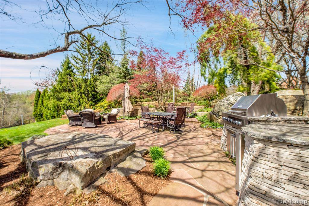 Rochester, MI 48307,1168 AUTUMNVIEW Drive