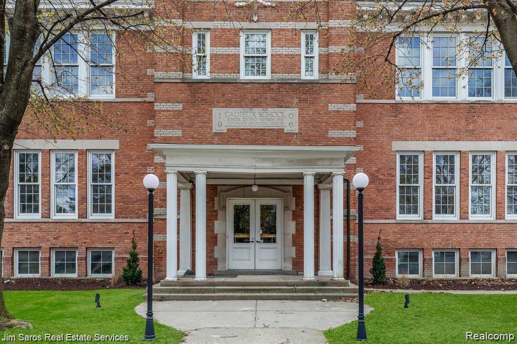 Grosse Pointe, MI 48230,389 SAINT CLAIR Avenue