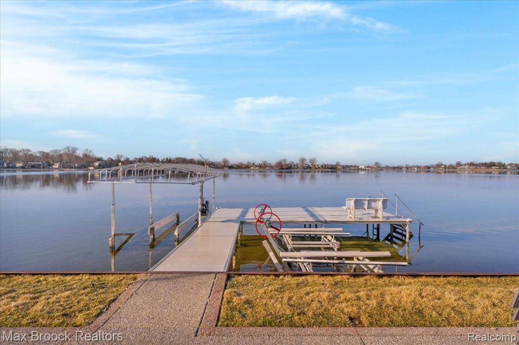 Sylvan Lake, MI 48341,985 JAMES K Boulevard