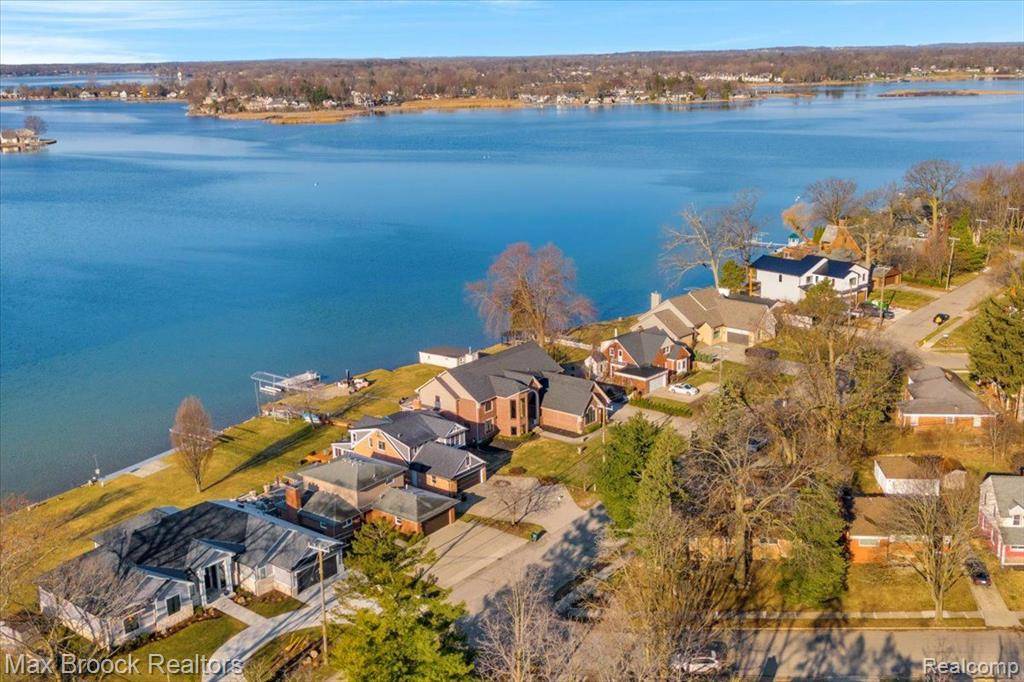 Sylvan Lake, MI 48341,985 JAMES K Boulevard