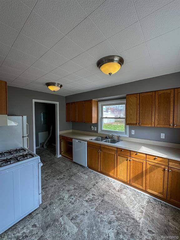 Troy, MI 48083,859 ROBINWOOD Drive