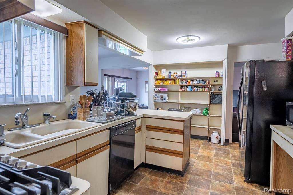 Southfield, MI 48075,17090 PENNSYLVANIA Street