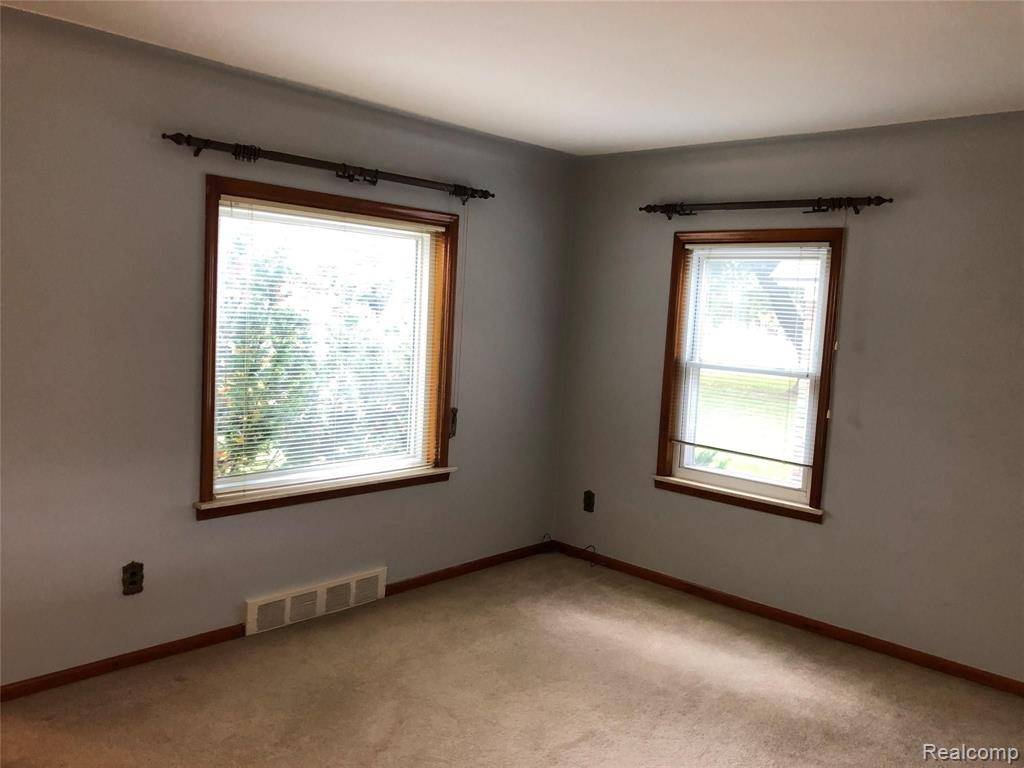 Royal Oak, MI 48073,2111 W 14 MILE Road